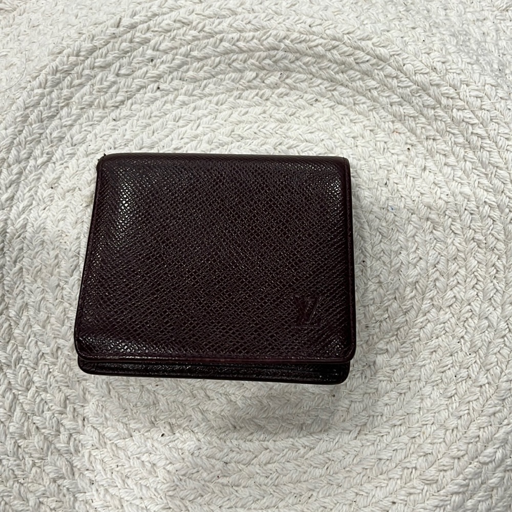 LIVE: Authentic Louis Vuitton Bordeaux Taiga Leather Men’s Wallet. EUC Rare